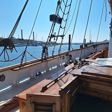 Historic Wooden Ship 'Ursula' Hotel East Cowes Exterior foto