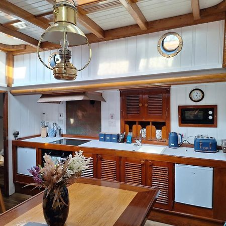 Historic Wooden Ship 'Ursula' Hotel East Cowes Exterior foto