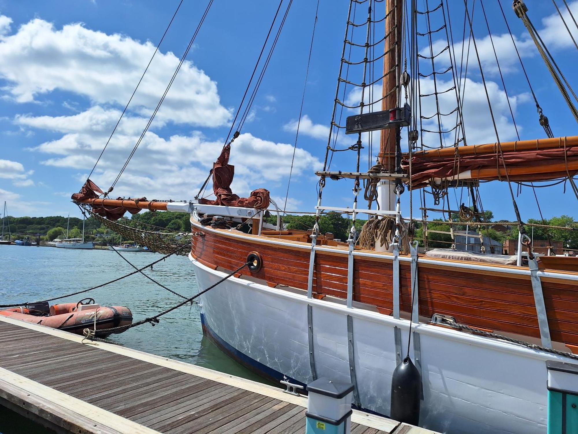 Historic Wooden Ship 'Ursula' Hotel East Cowes Exterior foto